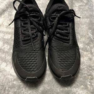 Woman Black Nike 270